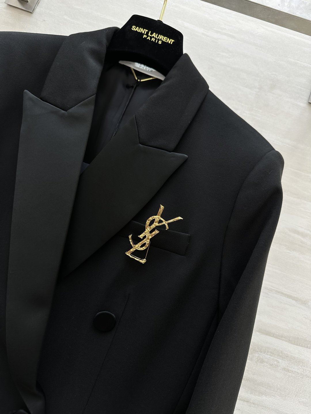#ysl爆款 戗驳领西装外套 定制羊毛面料亲肤舒适 立体剪裁版型上身超级显瘦 配送胸针精致高级 高品质定制(•̀ᴗ•́)