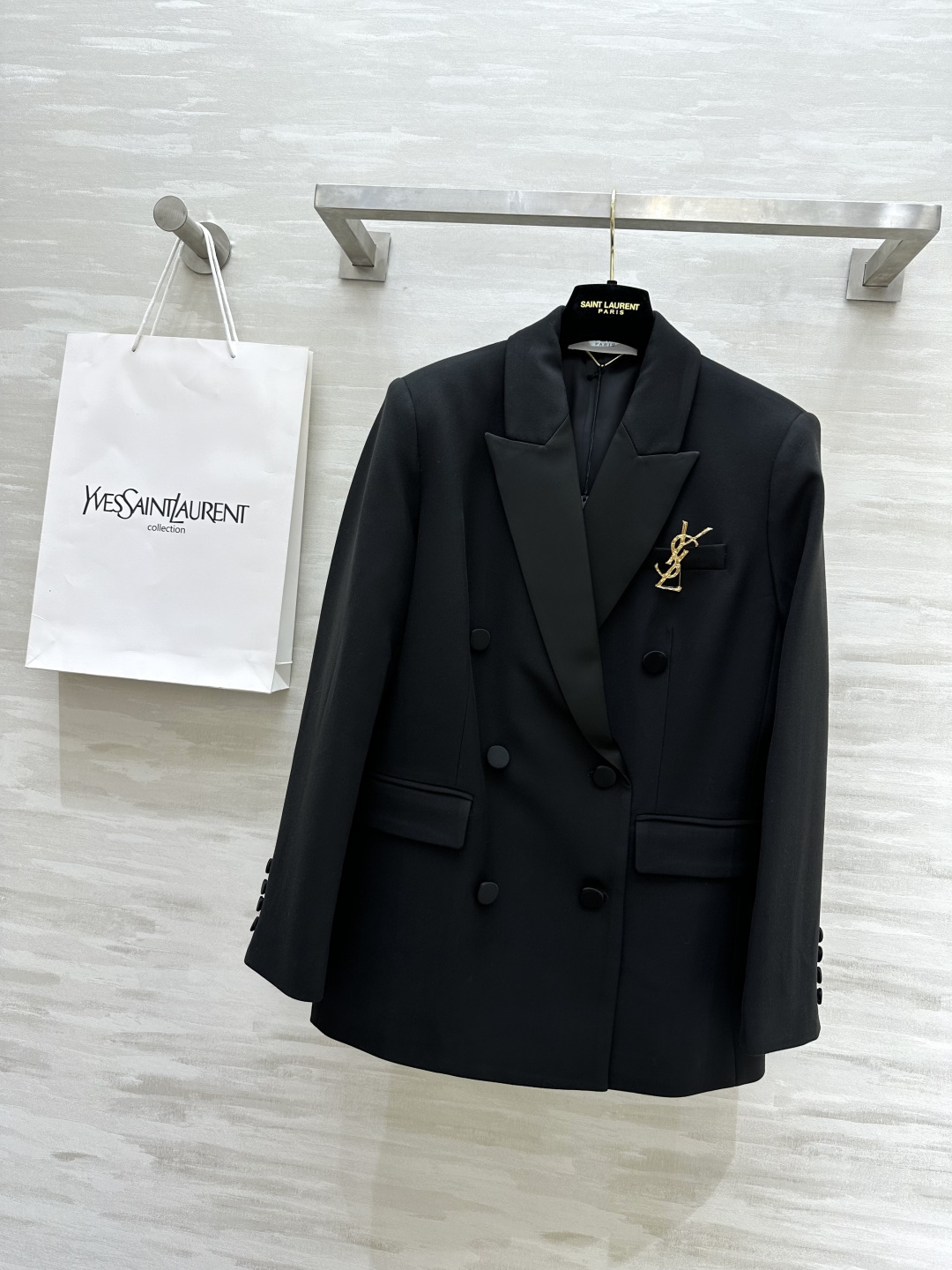 #ysl爆款 戗驳领西装外套 定制羊毛面料亲肤舒适 立体剪裁版型上身超级显瘦 配送胸针精致高级 高品质定制(•̀ᴗ•́)