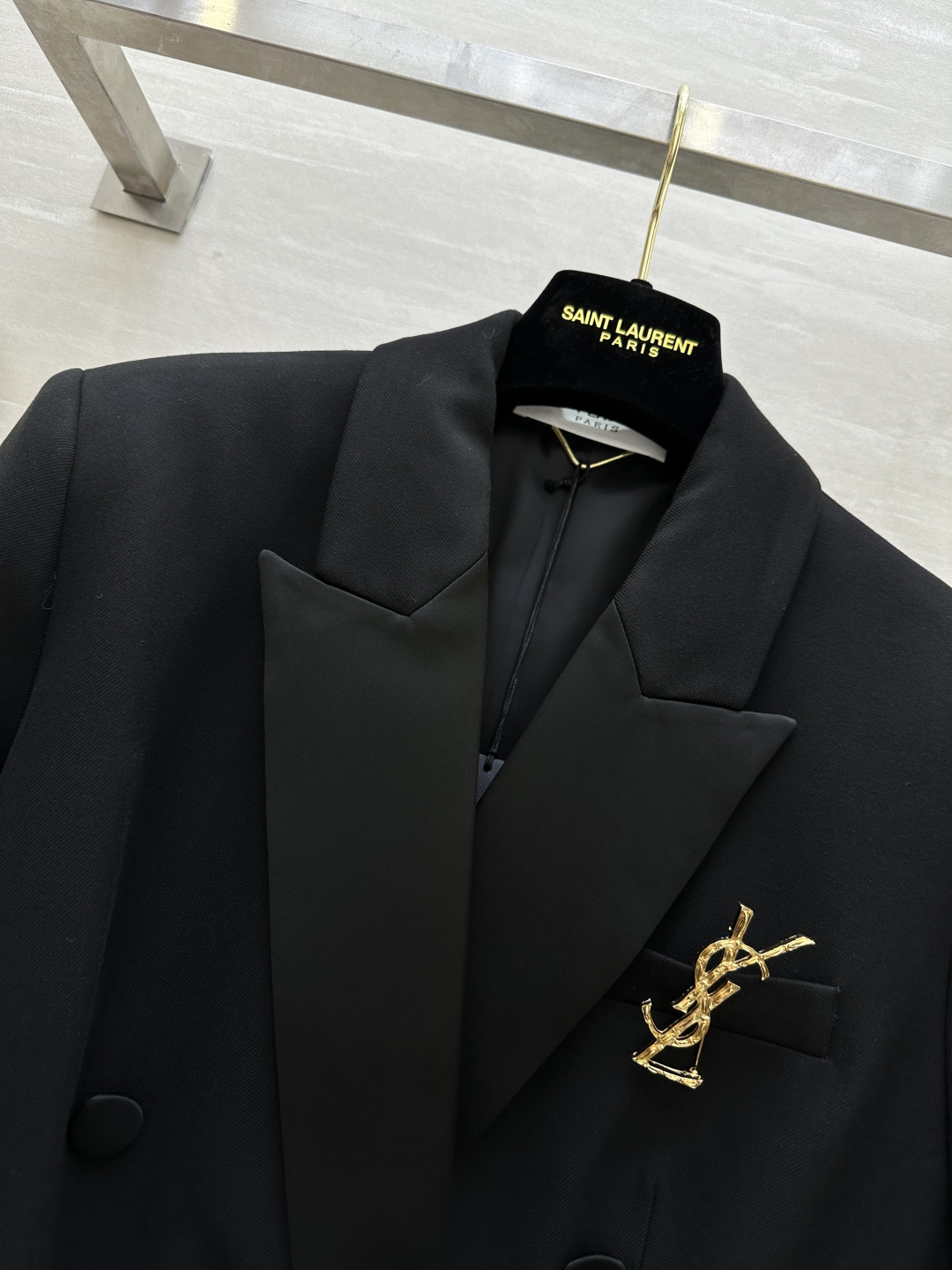 #ysl爆款 戗驳领西装外套 定制羊毛面料亲肤舒适 立体剪裁版型上身超级显瘦 配送胸针精致高级 高品质定制(•̀ᴗ•́)
