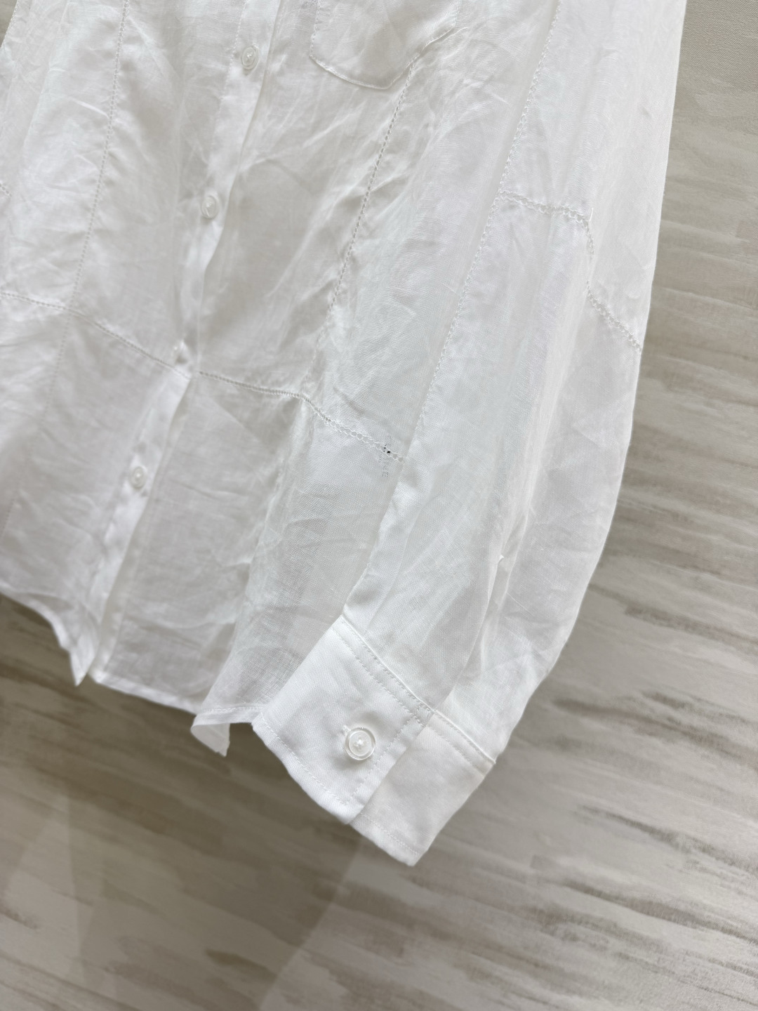 Celin♡²⁶镂空亚麻白衬衫🤍天然亚麻透气面料 精致镂空缝线细节 微宽松休闲版型 低调口袋小标识单穿叠穿万能款！高品质
