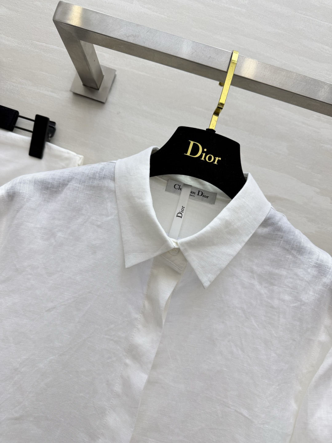DIO♡²⁶本命亚麻衬衫✨天然亚麻自带松弛肌理 垂感恰到好处 简约翻领 利落长袖 低调精致小标识点缀 没有多余繁杂设计 