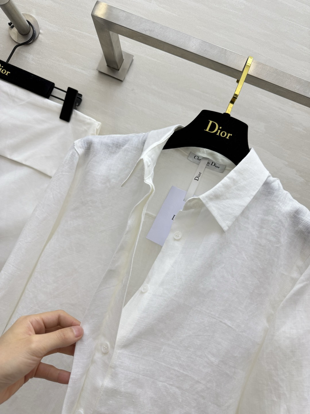 DIO♡²⁶本命亚麻衬衫✨天然亚麻自带松弛肌理 垂感恰到好处 简约翻领 利落长袖 低调精致小标识点缀 没有多余繁杂设计 