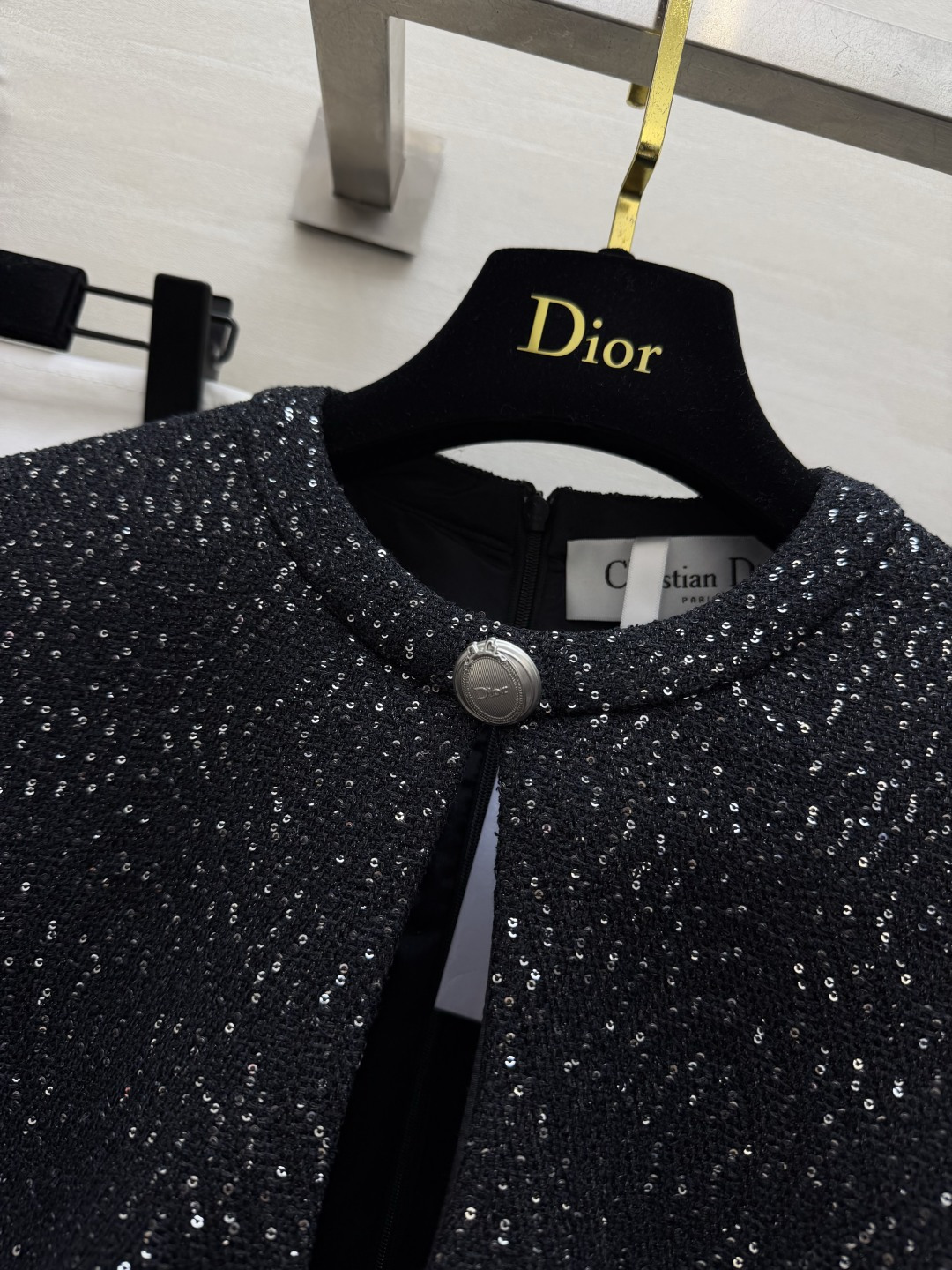 DIO♡²⁶自带星光感粗花呢套装✨黑底织入细碎闪丝 在光影里泛着细腻光泽 贵气却不张扬 上衣小立领搭配别致水滴领口 短袖 DIO♡²⁶自带星光感粗花呢套装✨黑底织入细碎闪丝 在光影里泛着细腻光泽 贵气却不张扬 上衣小立领搭配别致水滴领口 短袖
