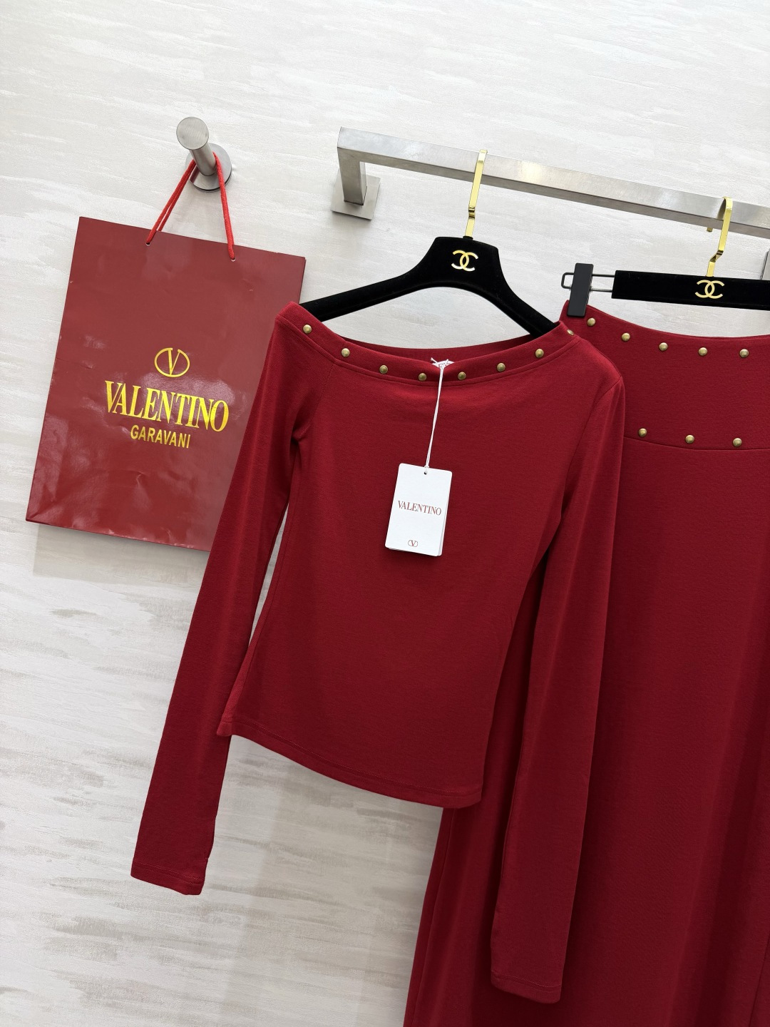 Valentin♡²⁶氛围感铆钉套装上新 软糯弹力针织 上身舒服贴身 斜肩上衣 精致铆钉装饰 高腰长款半裙 显高显瘦 整