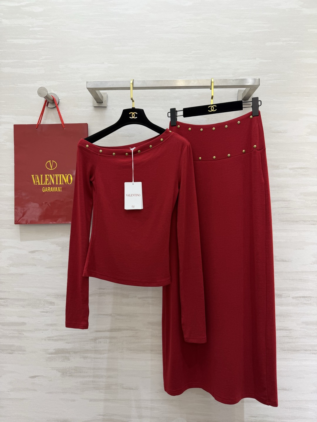 Valentin♡²⁶氛围感铆钉套装上新 软糯弹力针织 上身舒服贴身 斜肩上衣 精致铆钉装饰 高腰长款半裙 显高显瘦 整