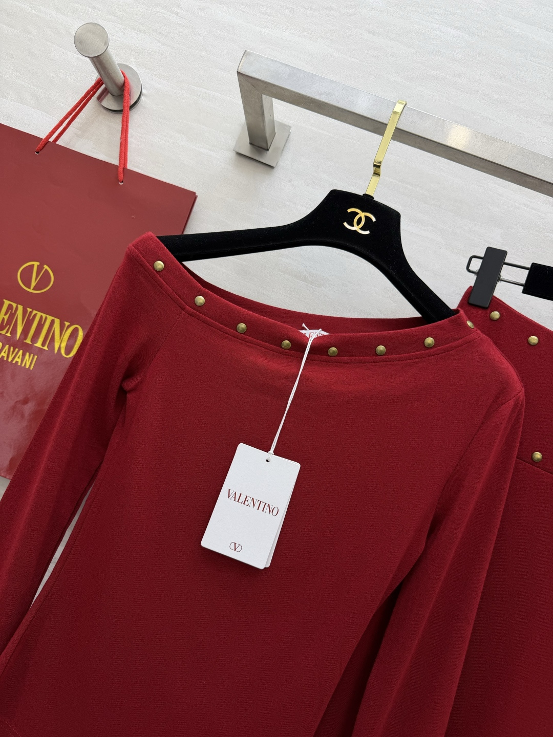 Valentin♡²⁶氛围感铆钉套装上新 软糯弹力针织 上身舒服贴身 斜肩上衣 精致铆钉装饰 高腰长款半裙 显高显瘦 整