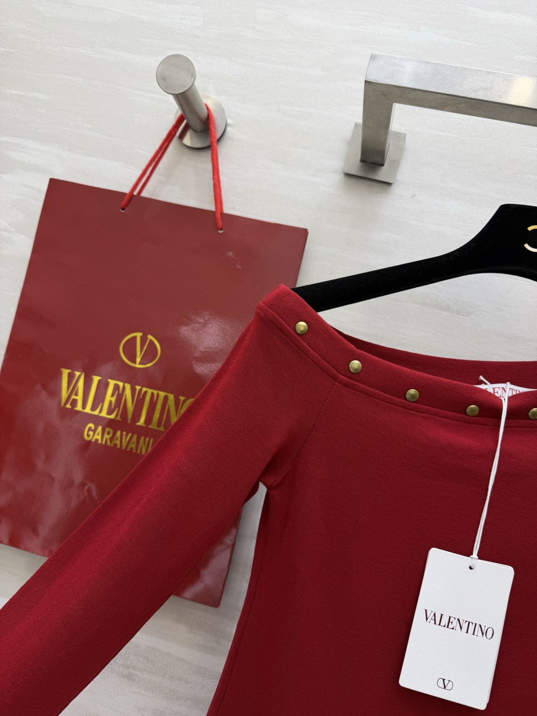 Valentin♡²⁶氛围感铆钉套装上新 软糯弹力针织 上身舒服贴身 斜肩上衣 精致铆钉装饰 高腰长款半裙 显高显瘦 整