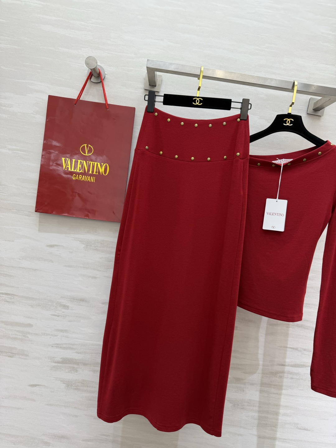 Valentin♡²⁶氛围感铆钉套装上新 软糯弹力针织 上身舒服贴身 斜肩上衣 精致铆钉装饰 高腰长款半裙 显高显瘦 整