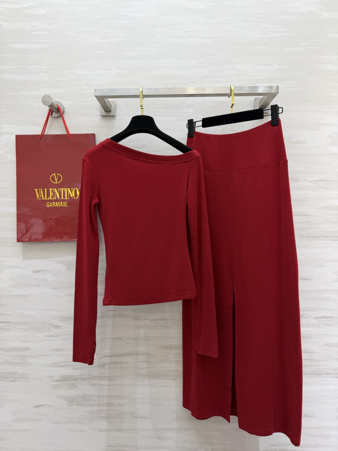 Valentin♡²⁶氛围感铆钉套装上新 软糯弹力针织 上身舒服贴身 斜肩上衣 精致铆钉装饰 高腰长款半裙 显高显瘦 整