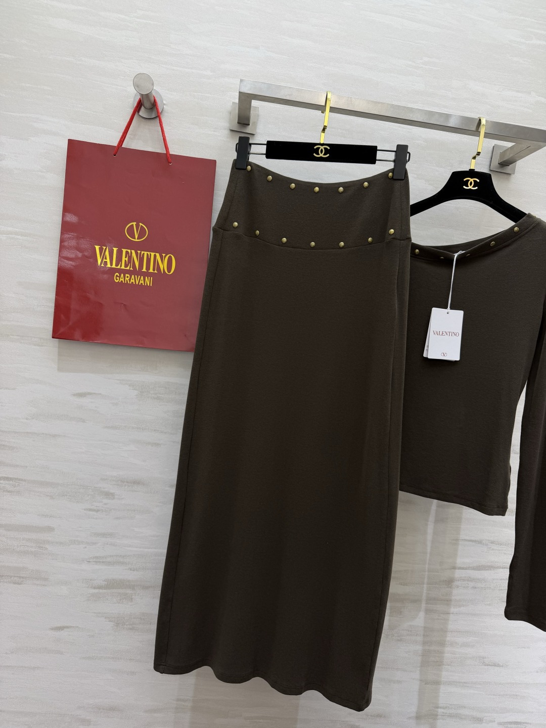 Valentin♡²⁶氛围感铆钉套装上新 软糯弹力针织 上身舒服贴身 斜肩上衣 精致铆钉装饰 高腰长款半裙 显高显瘦 整