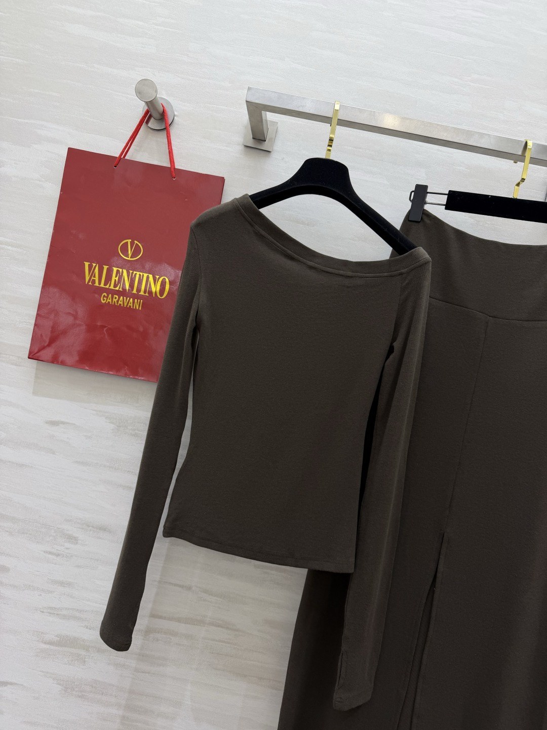 Valentin♡²⁶氛围感铆钉套装上新 软糯弹力针织 上身舒服贴身 斜肩上衣 精致铆钉装饰 高腰长款半裙 显高显瘦 整