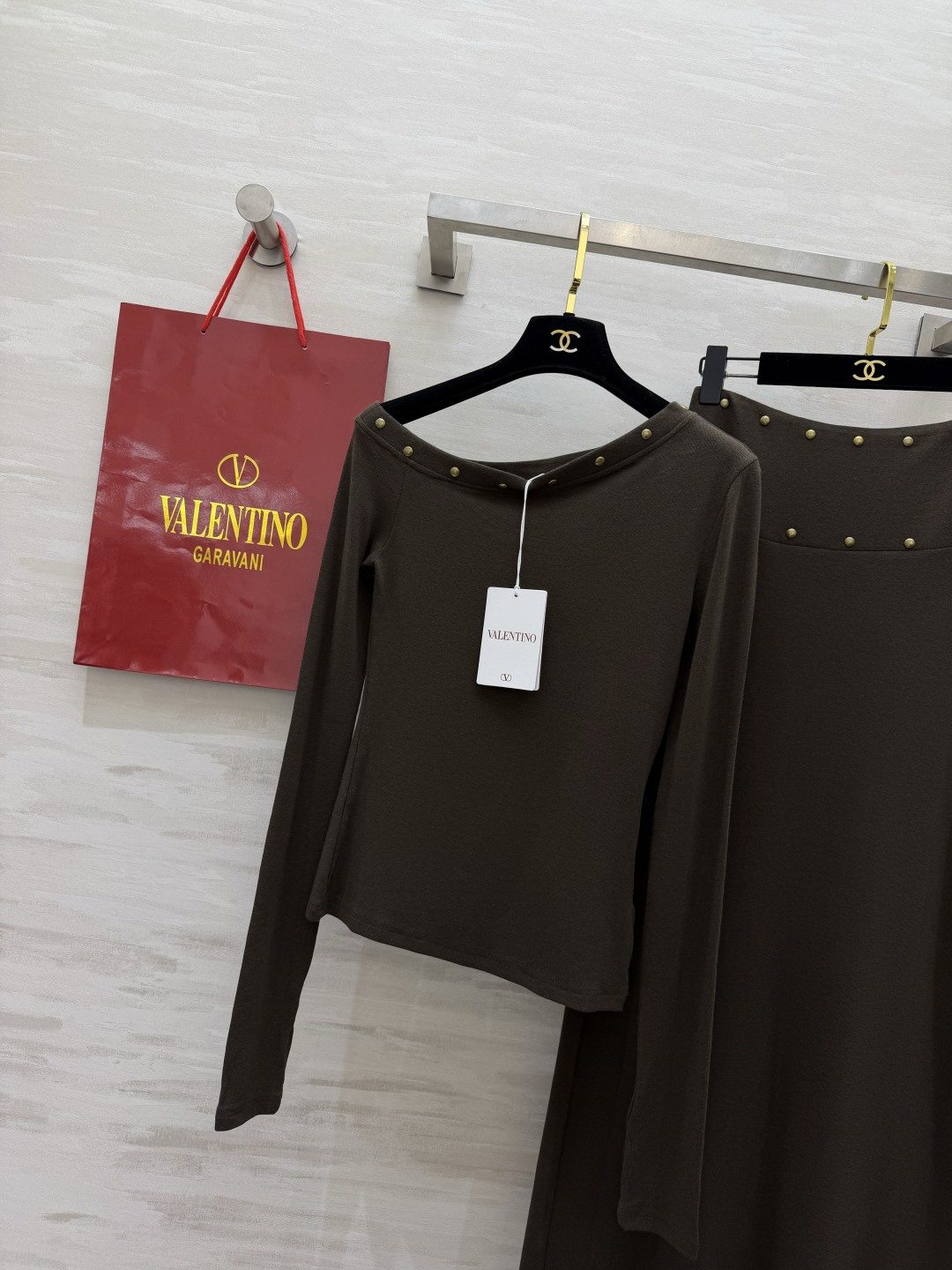 Valentin♡²⁶氛围感铆钉套装上新 软糯弹力针织 上身舒服贴身 斜肩上衣 精致铆钉装饰 高腰长款半裙 显高显瘦 整
