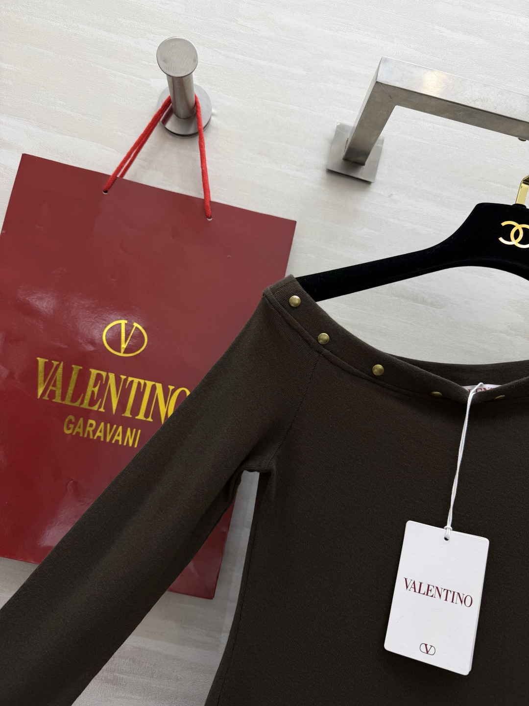 Valentin♡²⁶氛围感铆钉套装上新 软糯弹力针织 上身舒服贴身 斜肩上衣 精致铆钉装饰 高腰长款半裙 显高显瘦 整