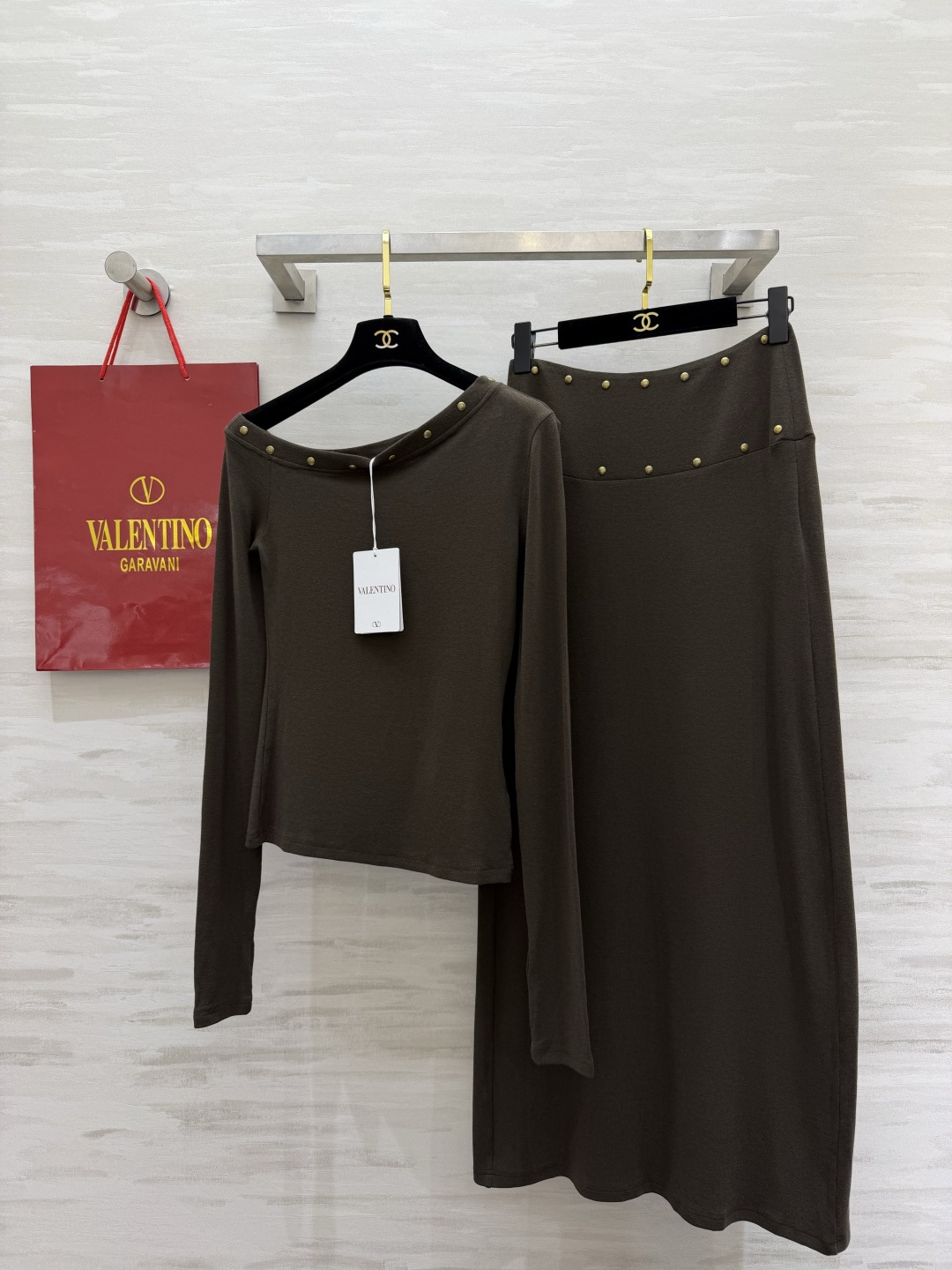 Valentin♡²⁶氛围感铆钉套装上新 软糯弹力针织 上身舒服贴身 斜肩上衣 精致铆钉装饰 高腰长款半裙 显高显瘦 整