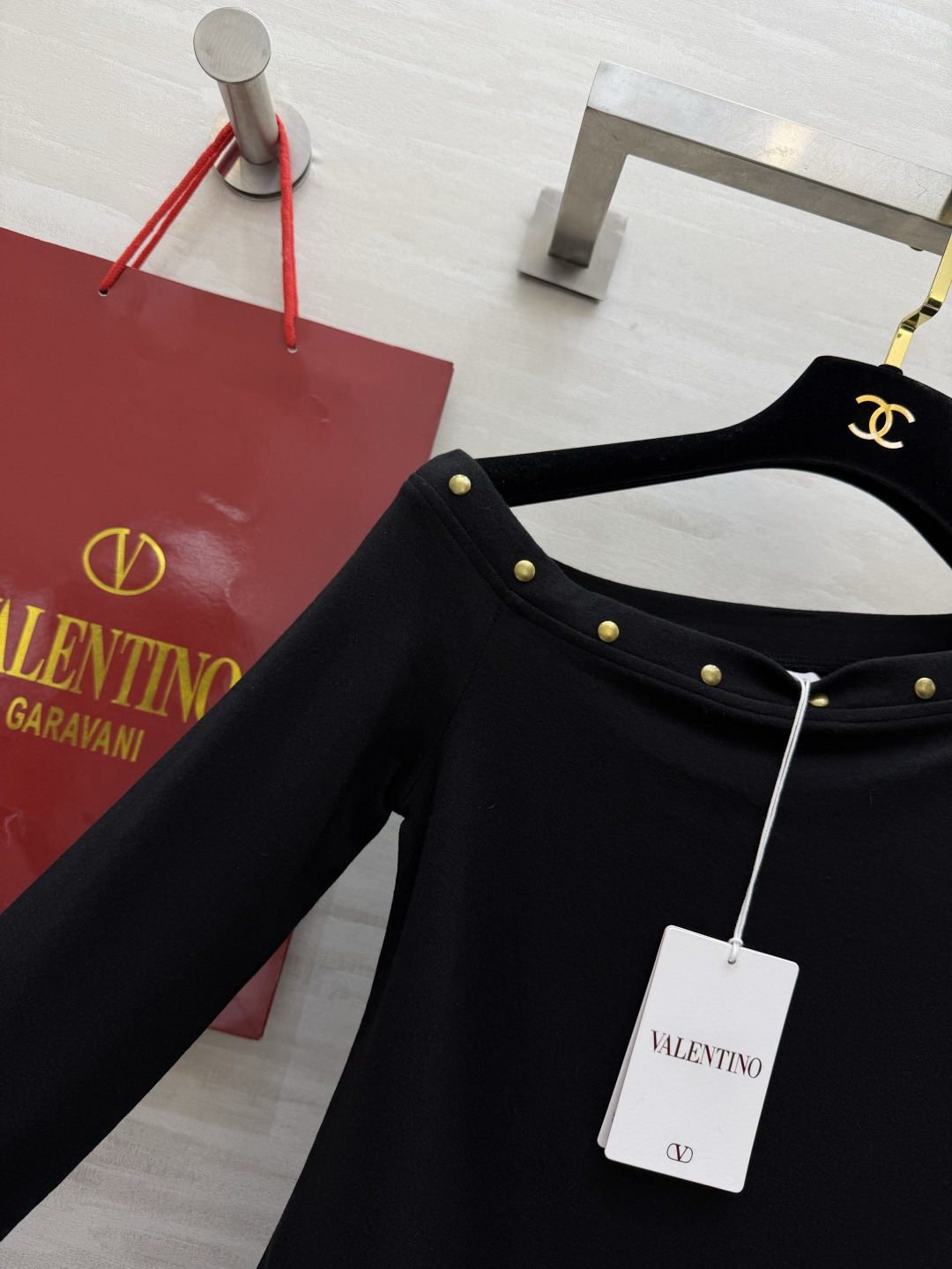 Valentin♡²⁶氛围感铆钉套装上新 软糯弹力针织 上身舒服贴身 斜肩上衣 精致铆钉装饰 高腰长款半裙 显高显瘦 整