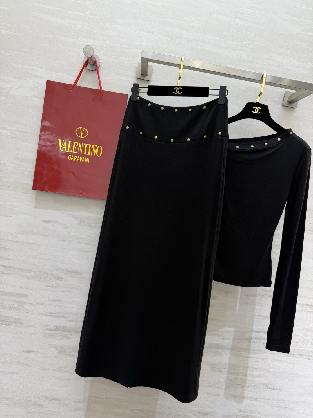 Valentin♡²⁶氛围感铆钉套装上新 软糯弹力针织 上身舒服贴身 斜肩上衣 精致铆钉装饰 高腰长款半裙 显高显瘦 整