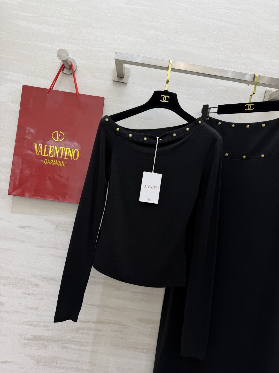 Valentin♡²⁶氛围感铆钉套装上新 软糯弹力针织 上身舒服贴身 斜肩上衣 精致铆钉装饰 高腰长款半裙 显高显瘦 整