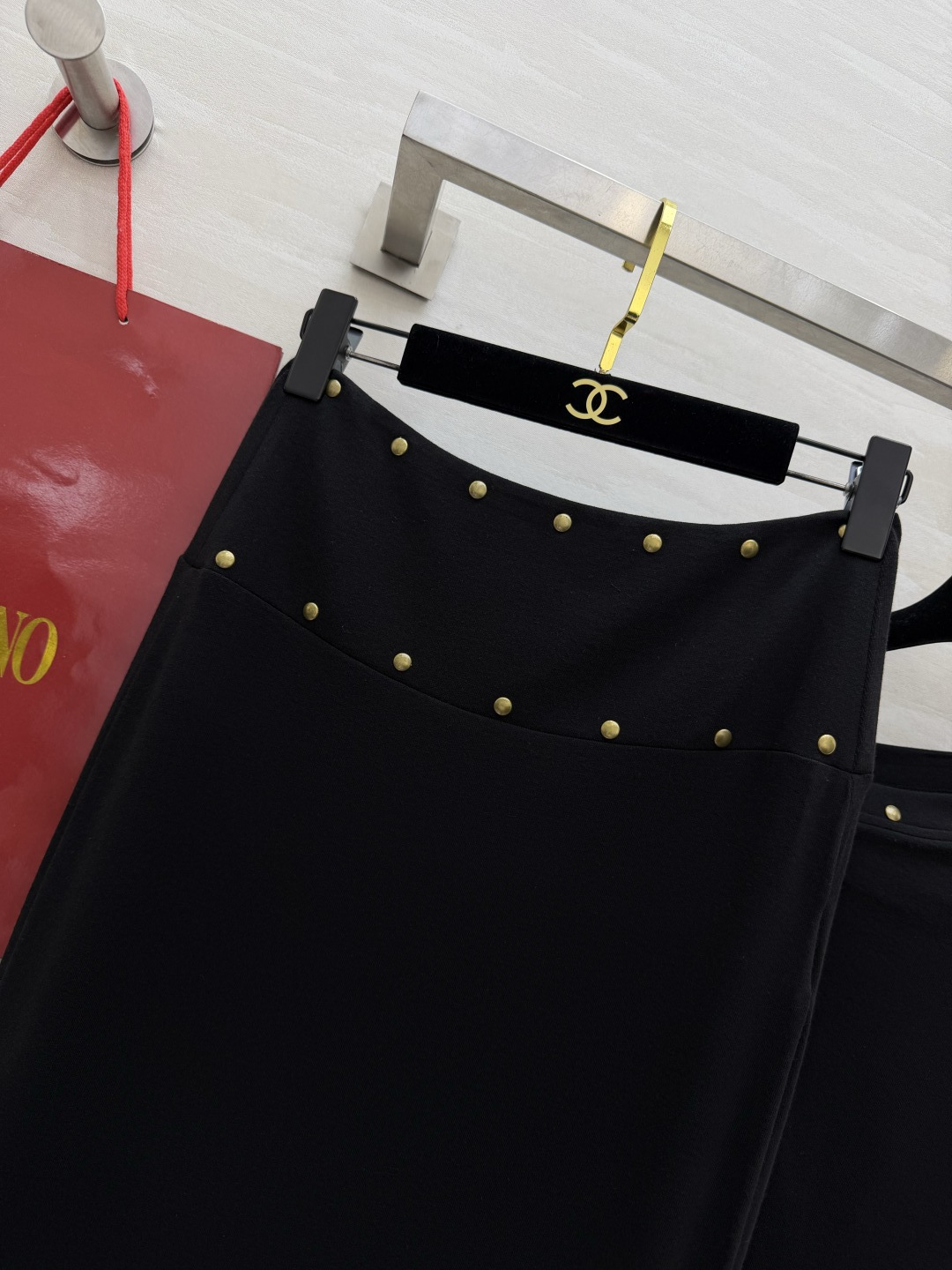 Valentin♡²⁶氛围感铆钉套装上新 软糯弹力针织 上身舒服贴身 斜肩上衣 精致铆钉装饰 高腰长款半裙 显高显瘦 整