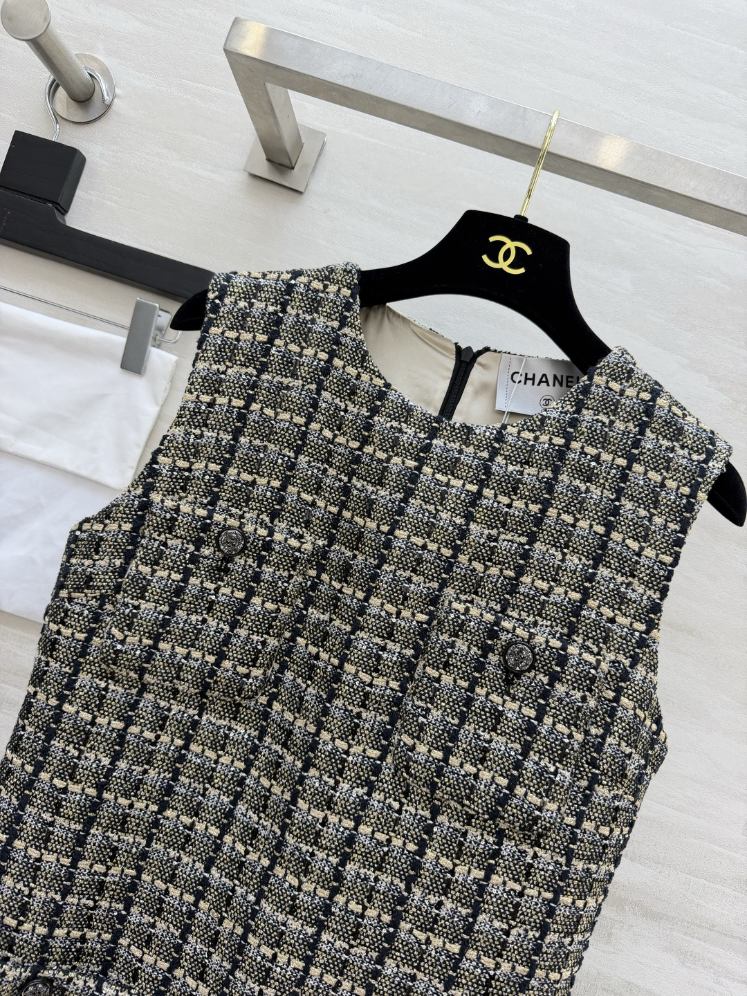 Chane♡²⁶亮片复古格纹粗花呢背心裙上新✨肌理感面料 挺括有型不易软塌 经典圆领 精致装饰扣袋 直筒版型 藏肉显瘦 
