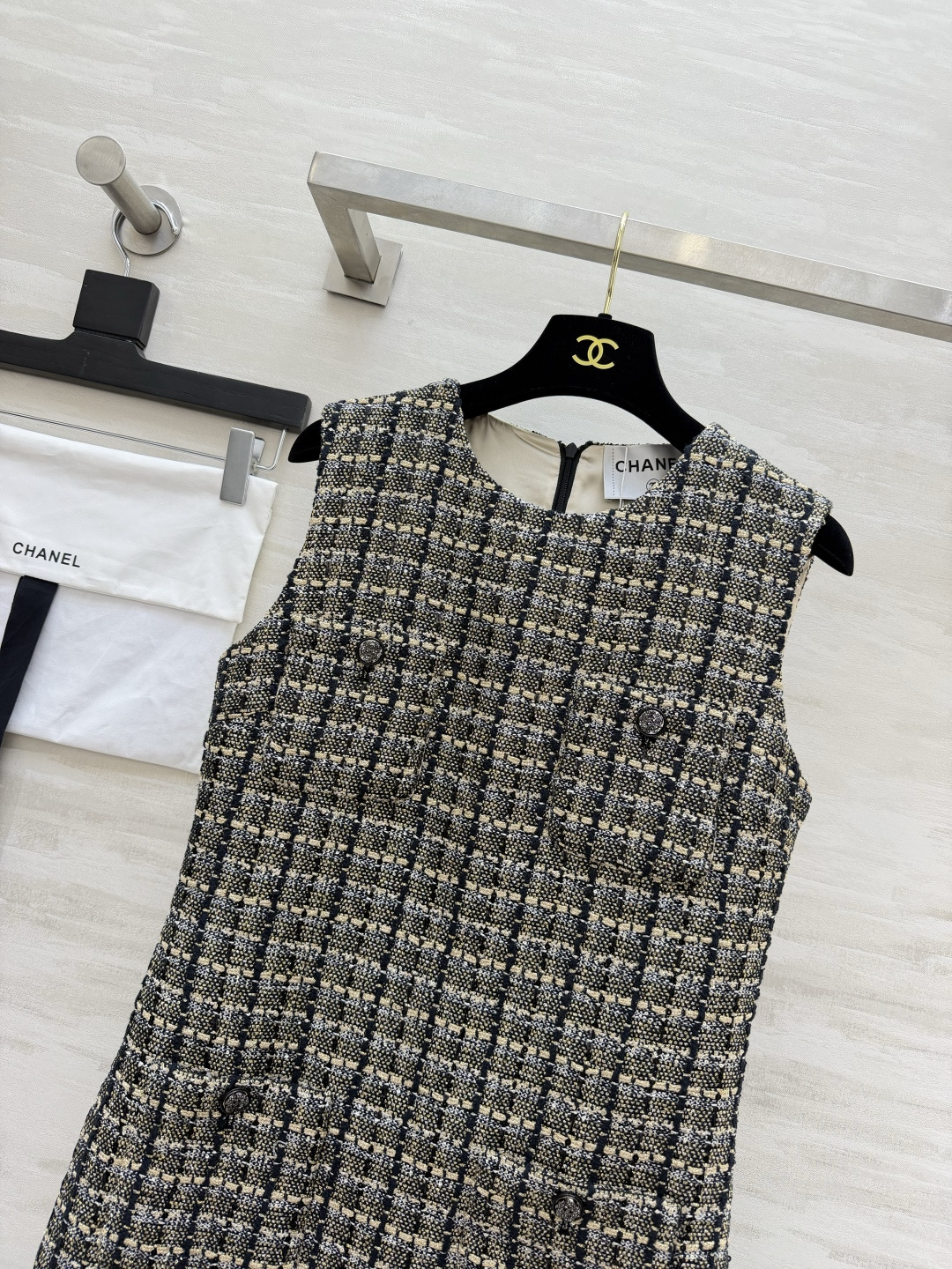 Chane♡²⁶亮片复古格纹粗花呢背心裙上新✨肌理感面料 挺括有型不易软塌 经典圆领 精致装饰扣袋 直筒版型 藏肉显瘦 