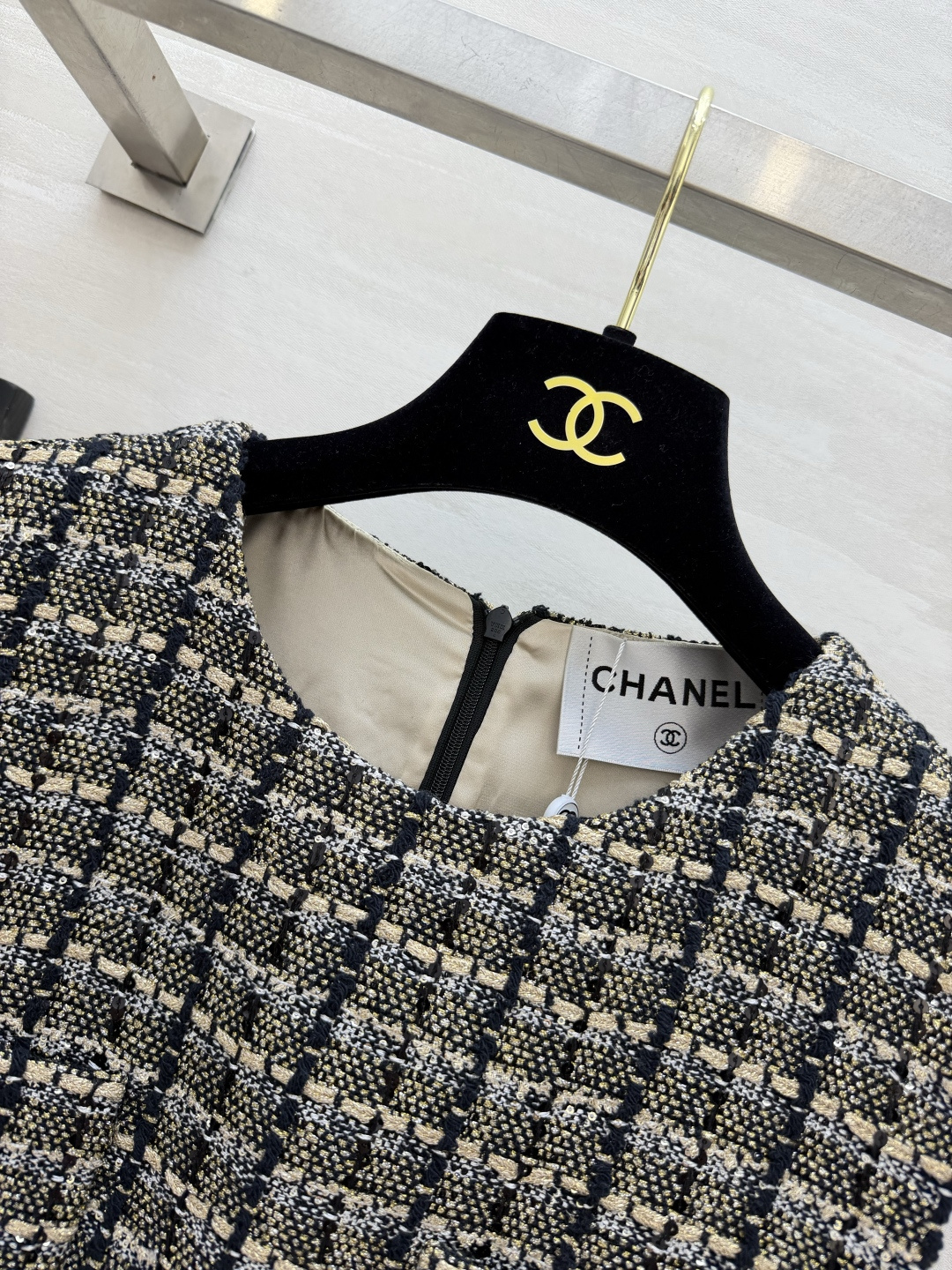 Chane♡²⁶亮片复古格纹粗花呢背心裙上新✨肌理感面料 挺括有型不易软塌 经典圆领 精致装饰扣袋 直筒版型 藏肉显瘦 