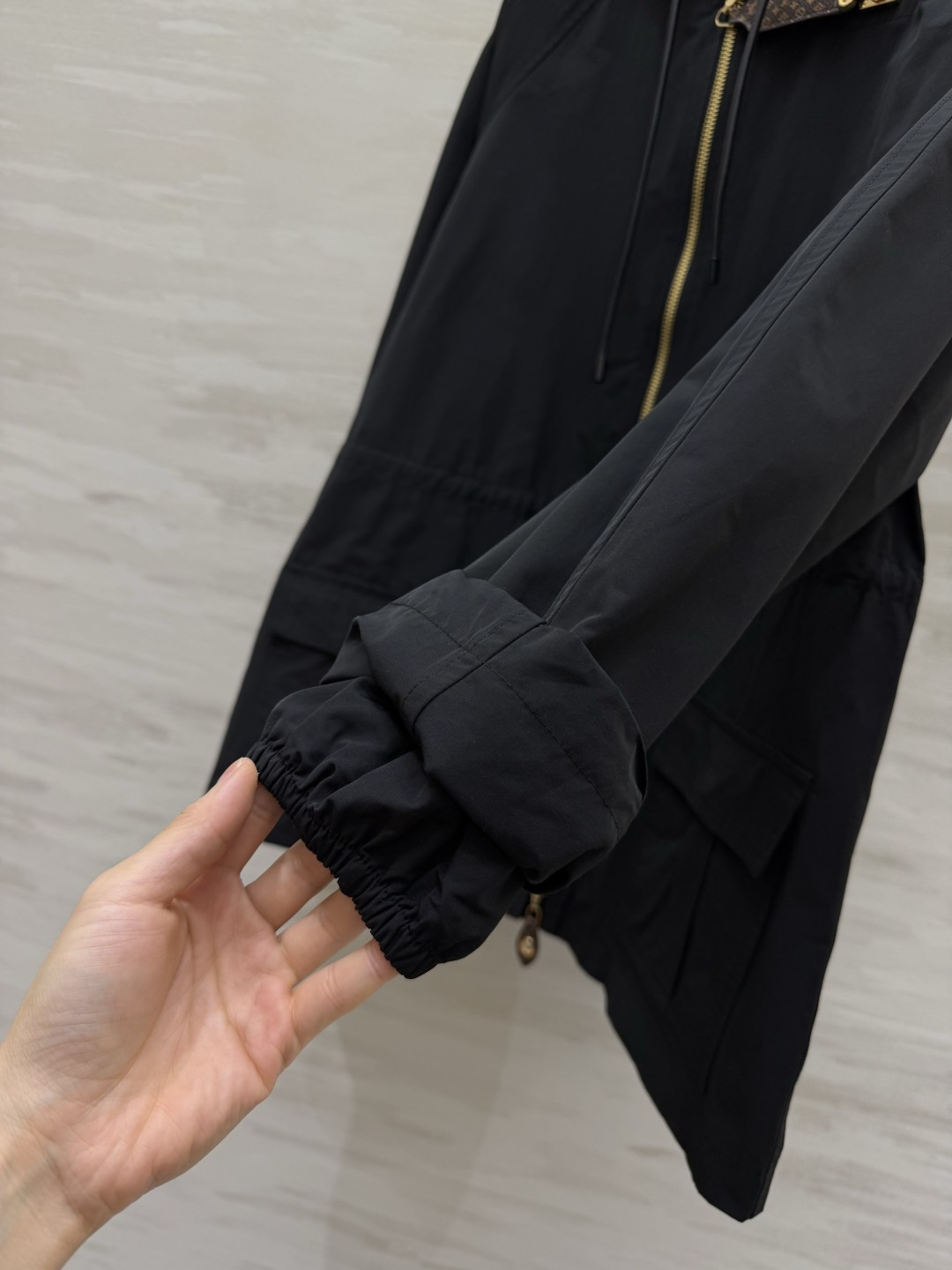 LLLvvv²⁶黑色连帽工装风衣 挺括面料｜宽松显瘦 金属锁扣 金拉链高级细节 腰侧抽绳可收腰 不挑身形 大口袋设计 随