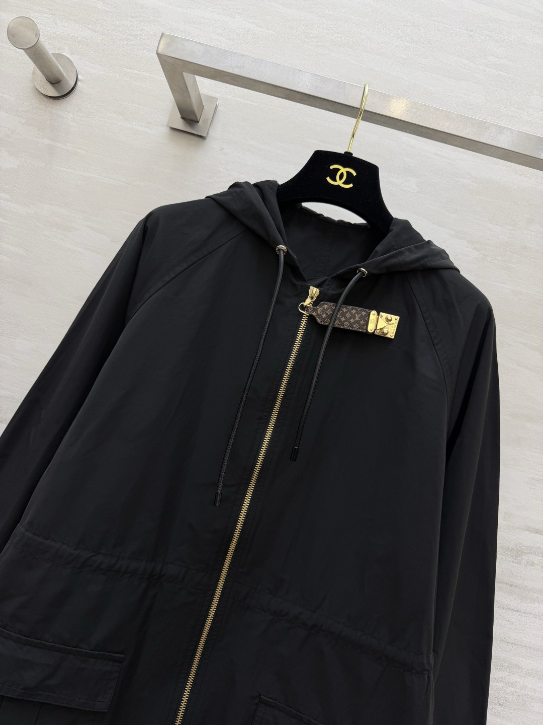 LLLvvv²⁶黑色连帽工装风衣 挺括面料｜宽松显瘦 金属锁扣 金拉链高级细节 腰侧抽绳可收腰 不挑身形 大口袋设计 随