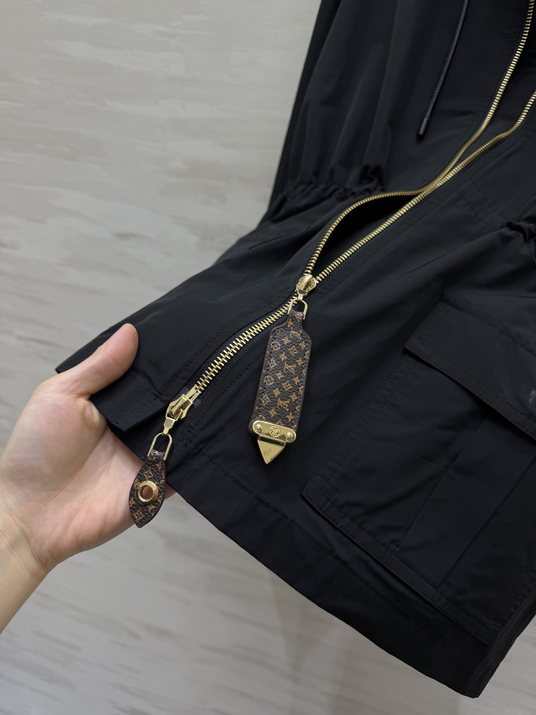 LLLvvv²⁶黑色连帽工装风衣 挺括面料｜宽松显瘦 金属锁扣 金拉链高级细节 腰侧抽绳可收腰 不挑身形 大口袋设计 随