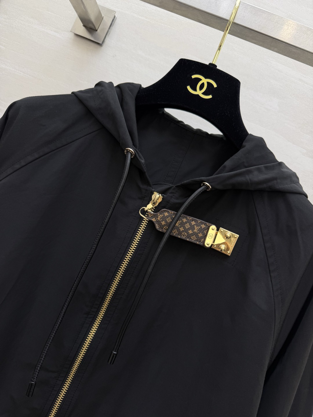 LLLvvv²⁶黑色连帽工装风衣 挺括面料｜宽松显瘦 金属锁扣 金拉链高级细节 腰侧抽绳可收腰 不挑身形 大口袋设计 随