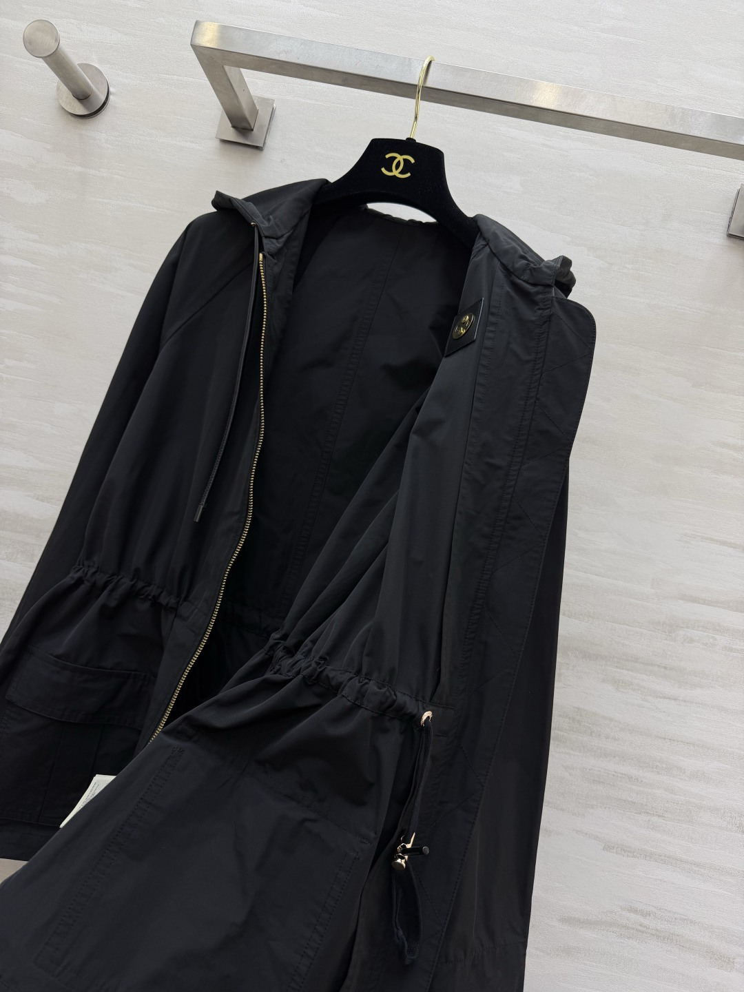 LLLvvv²⁶黑色连帽工装风衣 挺括面料｜宽松显瘦 金属锁扣 金拉链高级细节 腰侧抽绳可收腰 不挑身形 大口袋设计 随