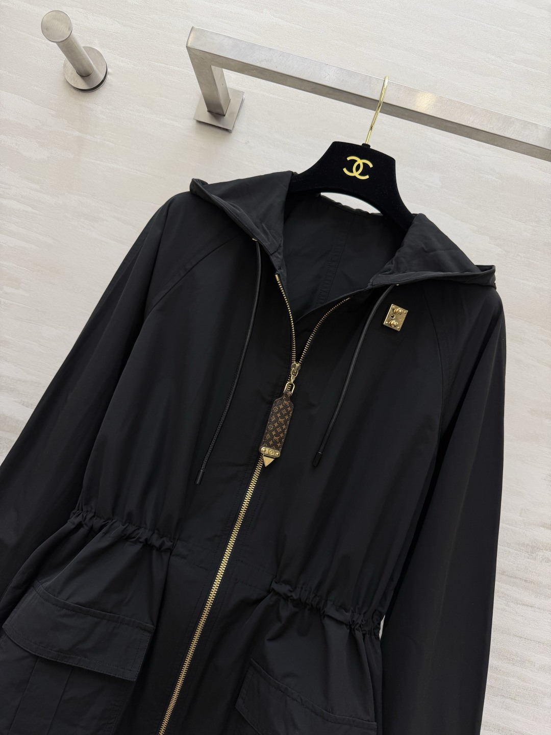 LLLvvv²⁶黑色连帽工装风衣 挺括面料｜宽松显瘦 金属锁扣 金拉链高级细节 腰侧抽绳可收腰 不挑身形 大口袋设计 随