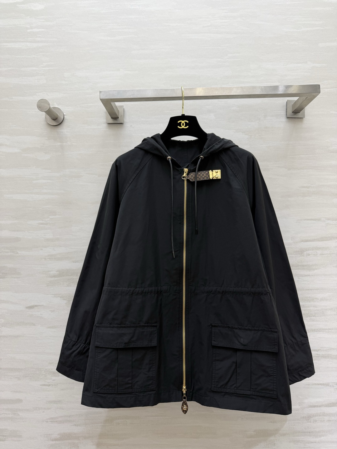 LLLvvv²⁶黑色连帽工装风衣 挺括面料｜宽松显瘦 金属锁扣 金拉链高级细节 腰侧抽绳可收腰 不挑身形 大口袋设计 随