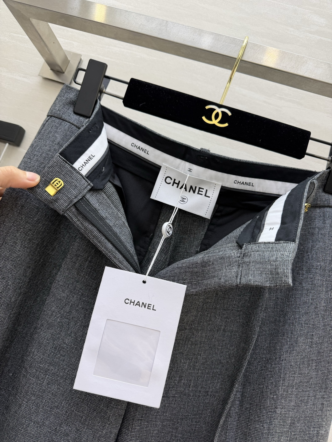 Chane♡²⁶麻灰高腰阔腿西裤 垂感混纺面料 挺括有型 前中压褶 修饰腿型显修长 腰头小金标细节 精致轻奢 宽松不拖沓