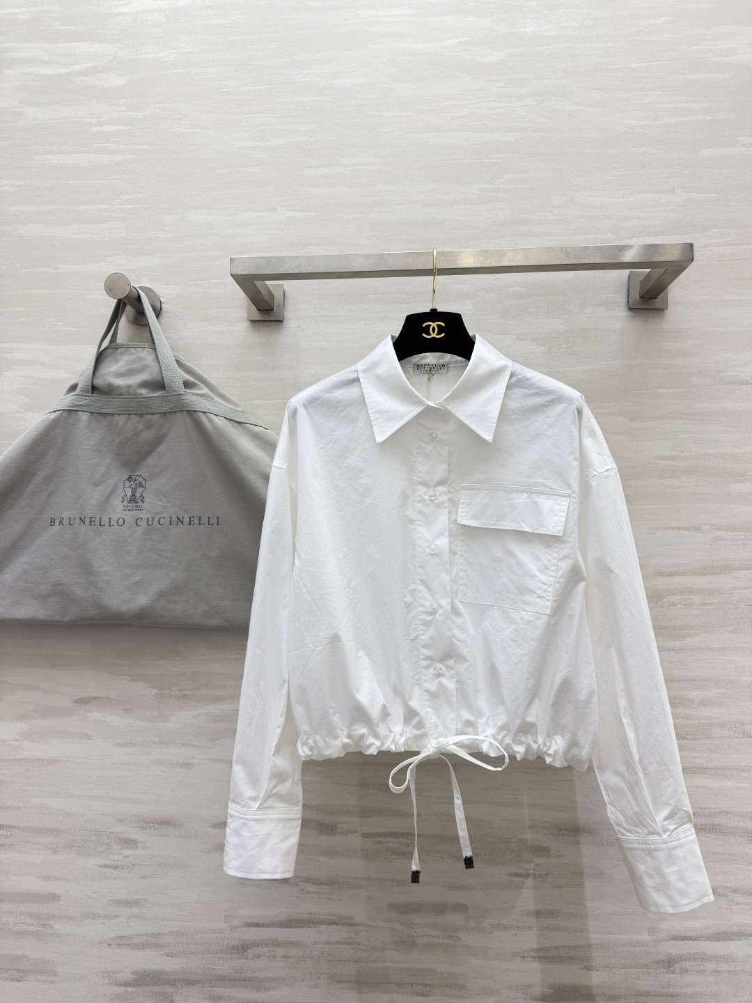 Brunello Cucinell♡²⁶抽绳短款棉质衬衫｜两色现货 高支棉面料 挺括透气 利落尖领 工装贴袋设计下摆抽绳