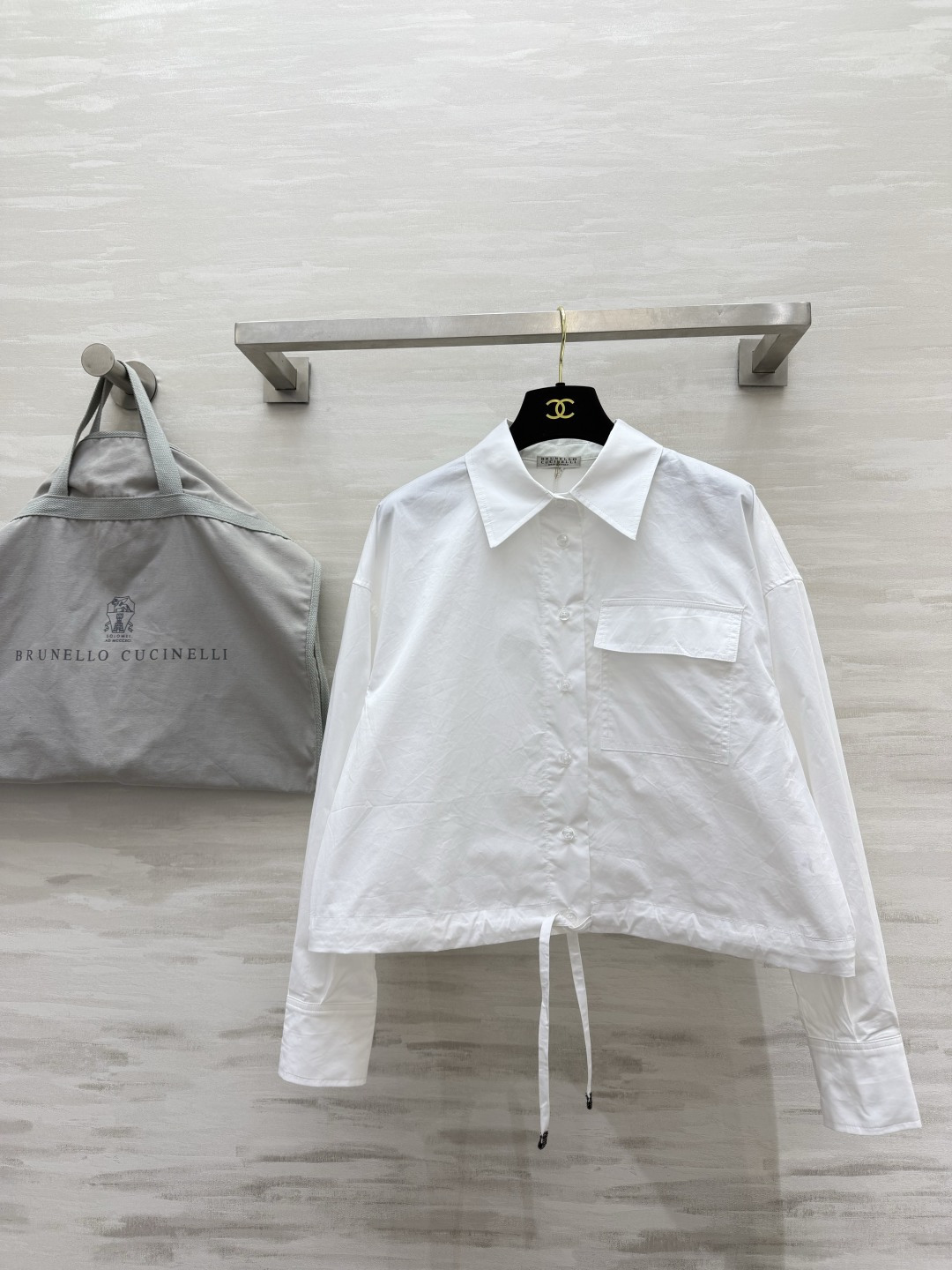 Brunello Cucinell♡²⁶抽绳短款棉质衬衫｜两色现货 高支棉面料 挺括透气 利落尖领 工装贴袋设计下摆抽绳