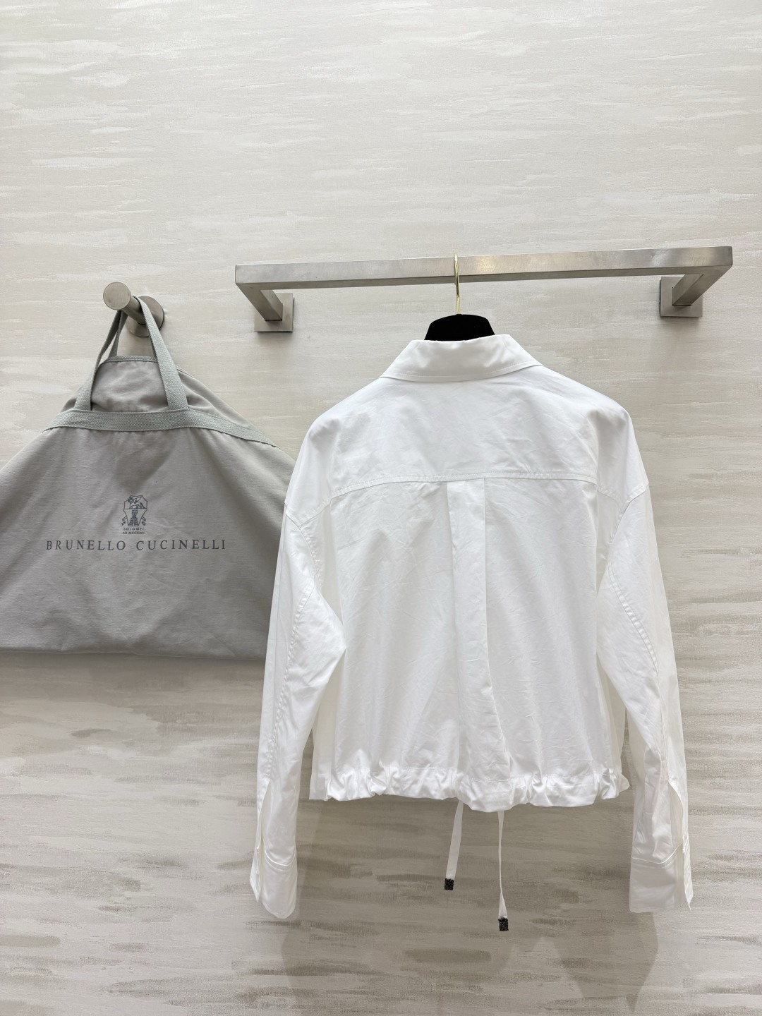 Brunello Cucinell♡²⁶抽绳短款棉质衬衫｜两色现货 高支棉面料 挺括透气 利落尖领 工装贴袋设计下摆抽绳