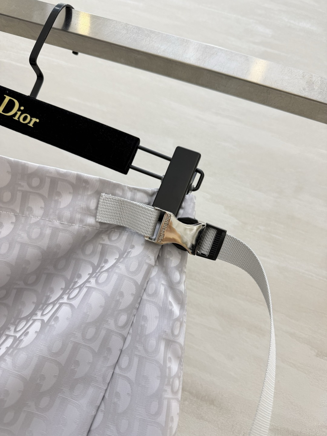 DIO♡²⁶浅灰提花老花裙裤 立体暗纹面料 质感细腻 围裹半裙外观 内里裤型 安全防走光 侧边调节织带扣 个性别致 微A
