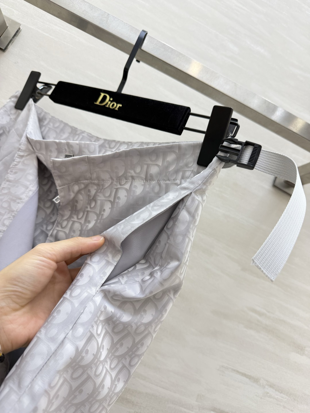 DIO♡²⁶浅灰提花老花裙裤 立体暗纹面料 质感细腻 围裹半裙外观 内里裤型 安全防走光 侧边调节织带扣 个性别致 微A