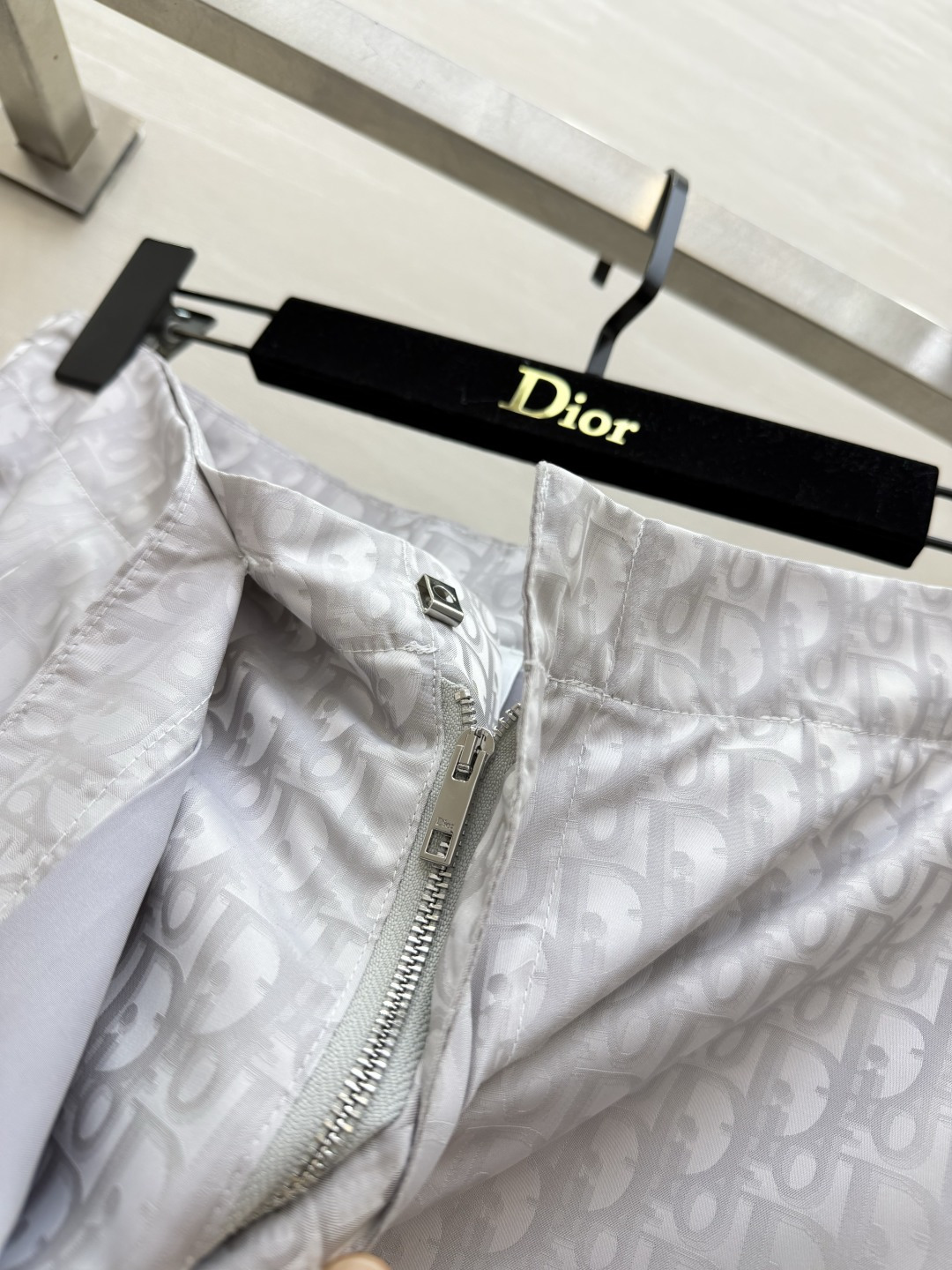DIO♡²⁶浅灰提花老花裙裤 立体暗纹面料 质感细腻 围裹半裙外观 内里裤型 安全防走光 侧边调节织带扣 个性别致 微A