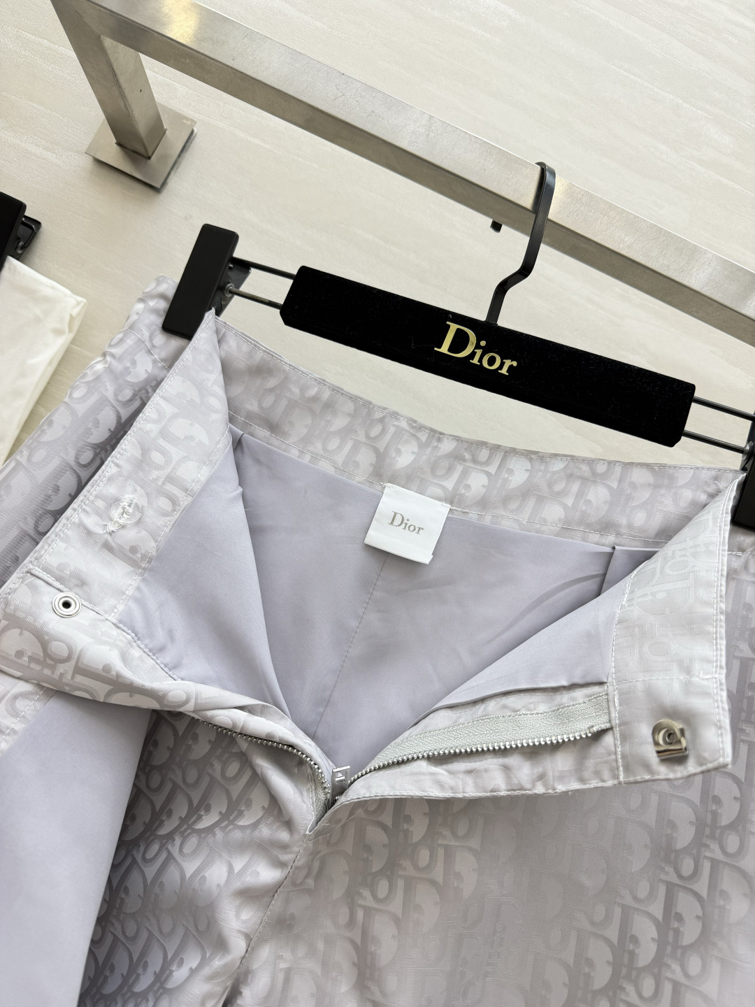 DIO♡²⁶浅灰提花老花裙裤 立体暗纹面料 质感细腻 围裹半裙外观 内里裤型 安全防走光 侧边调节织带扣 个性别致 微A