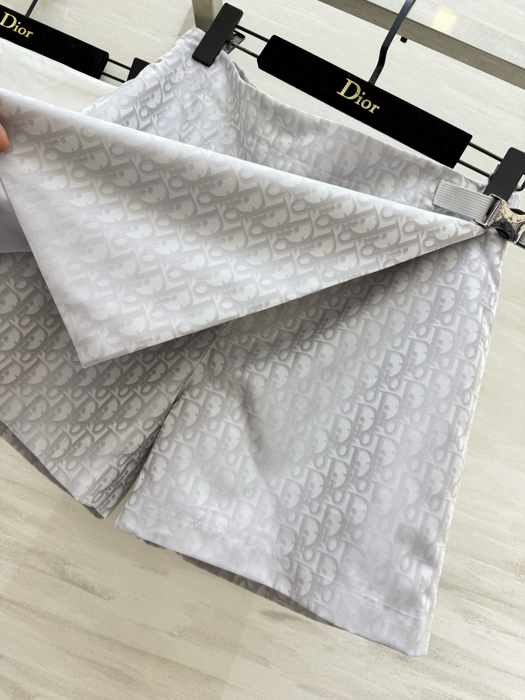 DIO♡²⁶浅灰提花老花裙裤 立体暗纹面料 质感细腻 围裹半裙外观 内里裤型 安全防走光 侧边调节织带扣 个性别致 微A