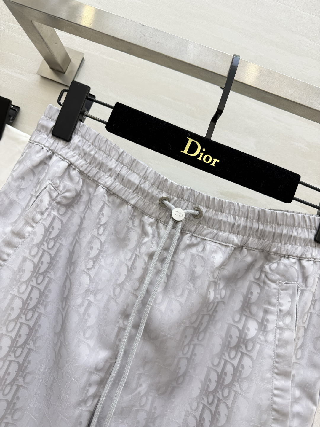 DIO♡²⁶浅灰老花提花阔腿裤 暗纹满印 质感高级抽绳松紧腰 穿脱自在 阔腿版型 修饰腿部线条 裤脚拉链可束口 两种穿法