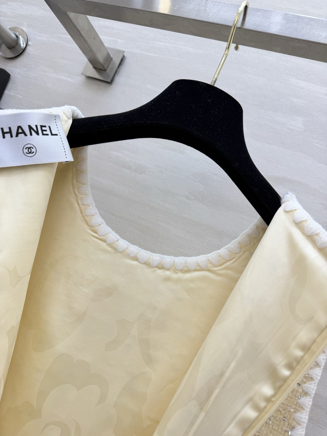 Chane♡²⁶奶黄亮丝小香背心裙 粗花呢混纺闪丝面料 氛围感拉满 花边领 口袋包边 细节精致 直筒A字版型 显瘦不挑身