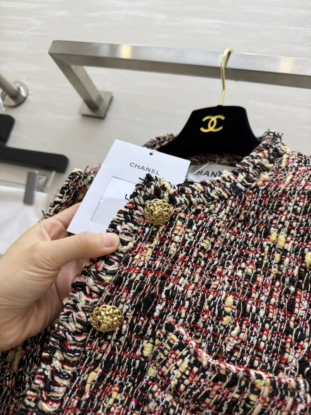 Chane♡²⁶复古红调混色小香外套 多色杂织粗花呢 秋日氛围感拉满 毛边流苏领边袖口 细节氛围感十足 复古浮雕金扣 华