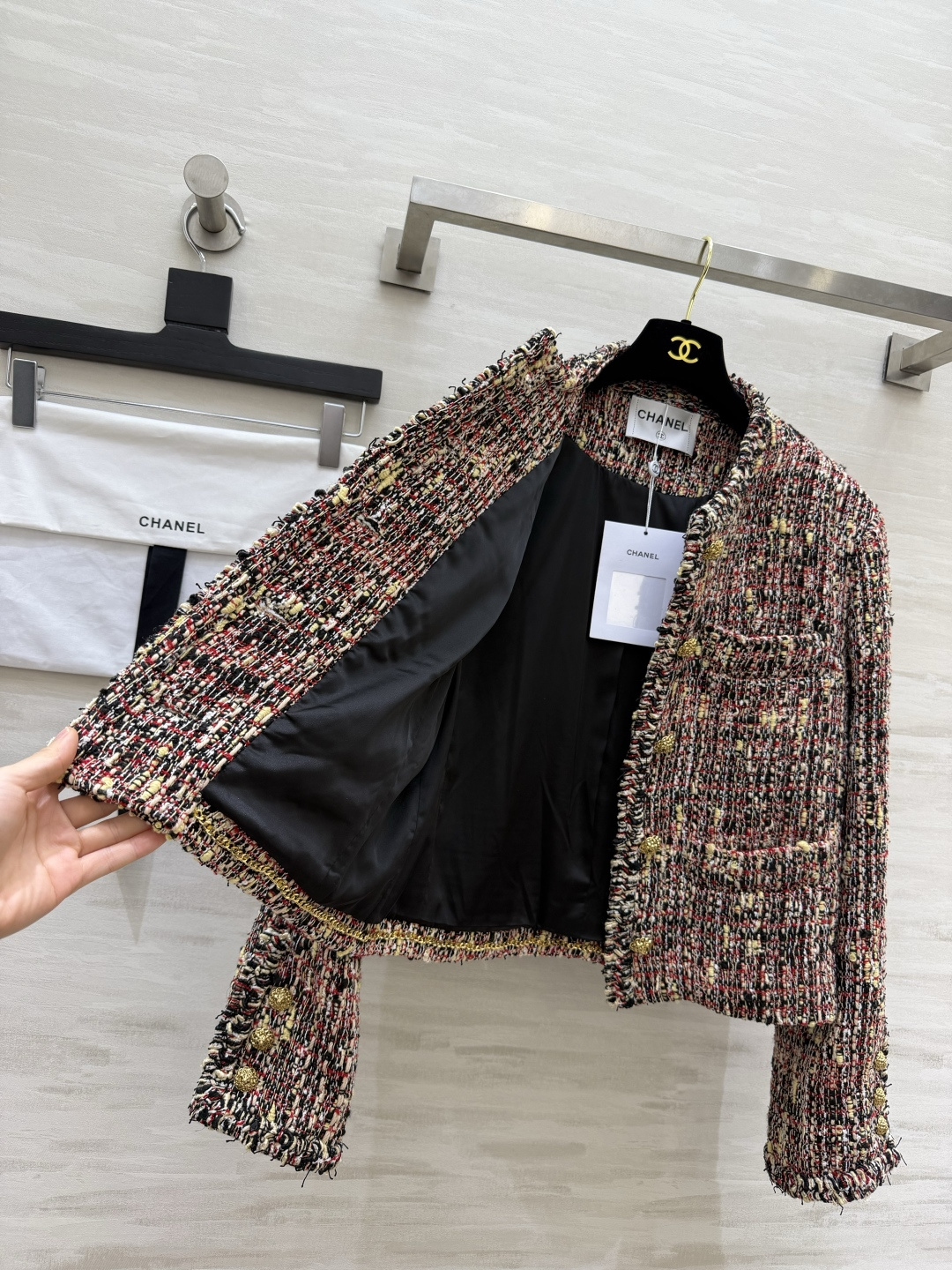 Chane♡²⁶复古红调混色小香外套 多色杂织粗花呢 秋日氛围感拉满 毛边流苏领边袖口 细节氛围感十足 复古浮雕金扣 华