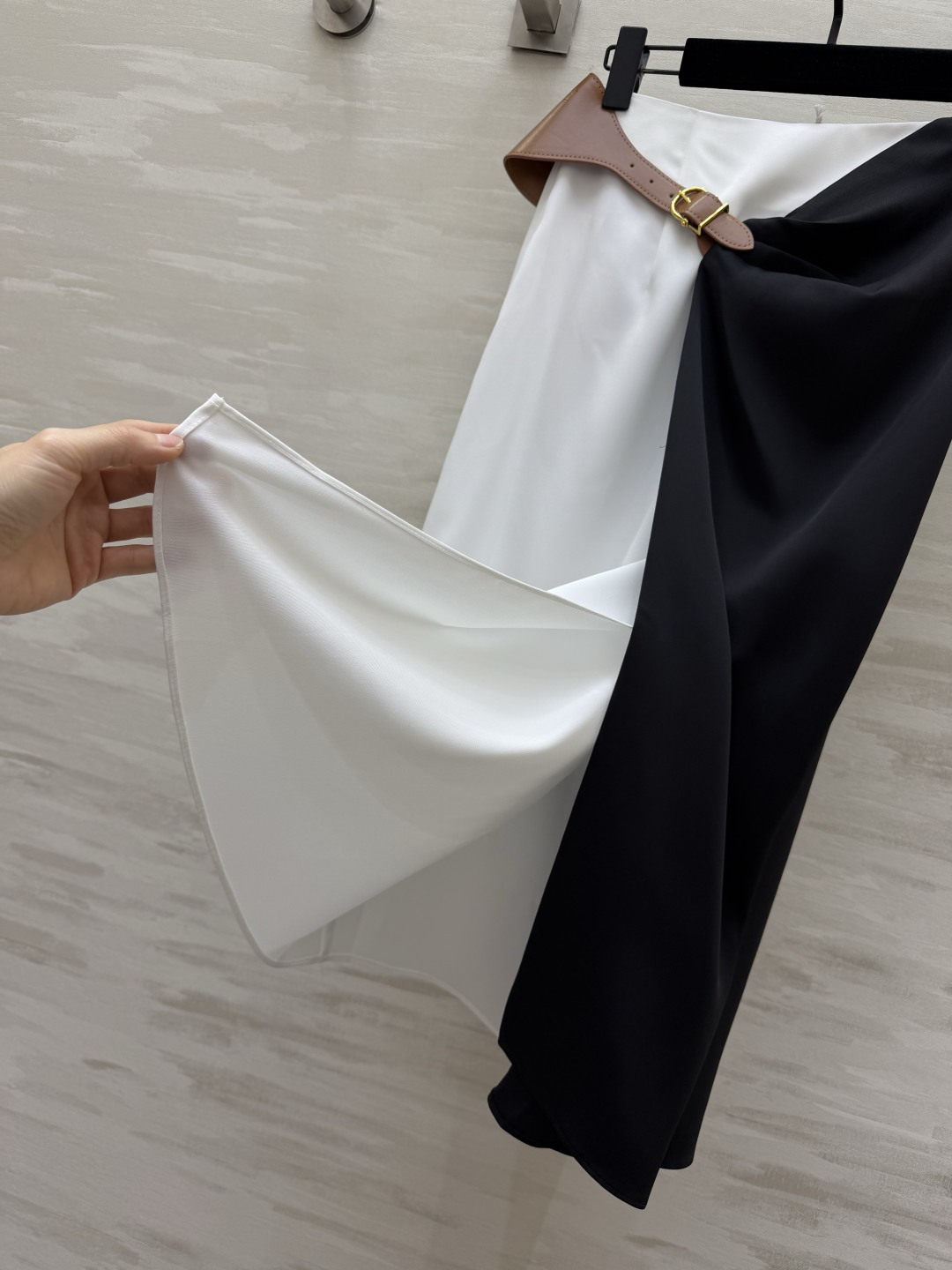 Celin♡²⁶高级感缎面撞色半裙 经典黑白拼色 皮质饰扣是整条裙子的灵魂✨不对称扭褶剪裁 巧妙修饰腰腹肉肉 垂顺丝滑缎