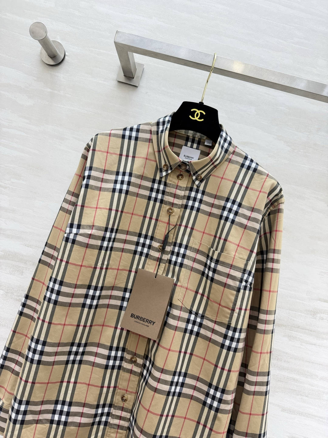 Burberr♡²⁶复古经典格纹衬衫 棉质挺括面料｜宽松版型 标志性驼色格纹 辨识度拉满！单穿、内搭、当外套三用！早秋叠