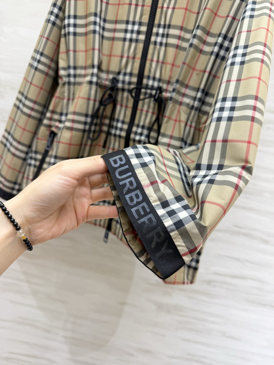 ▪️Burberr♡²⁶复古格纹连帽冲锋外套 ▪️腰部抽绳｜可松可收 ▪️防风轻薄面料，拉链安全口袋 经典格纹辨识度拉满