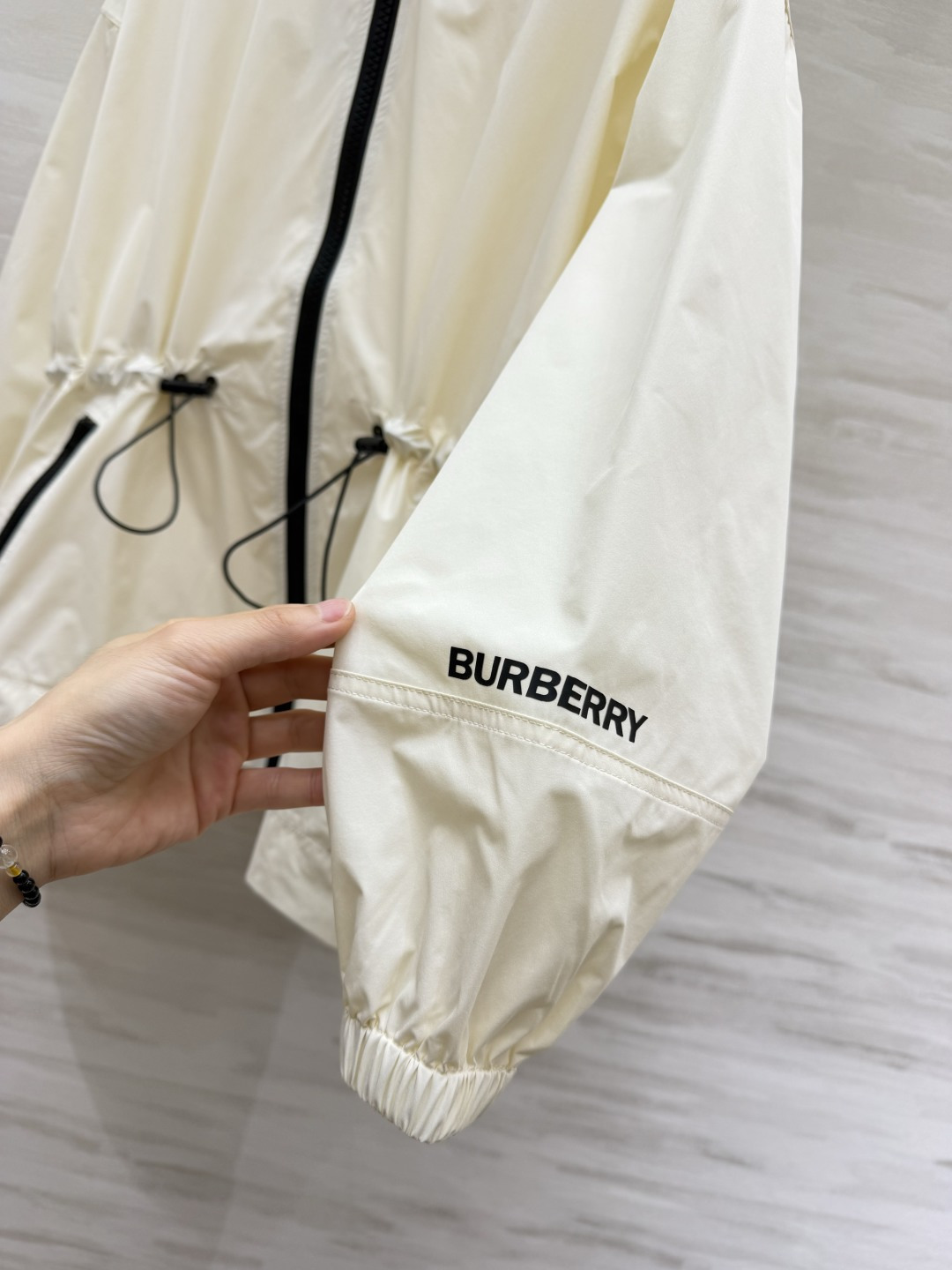 ▪️Burberr♡²⁶净版连帽冲锋外套｜黑/米白两色 ▪️腰部抽绳｜可收可放 ▪️防风轻薄面料，拉链安全口袋 简约大气