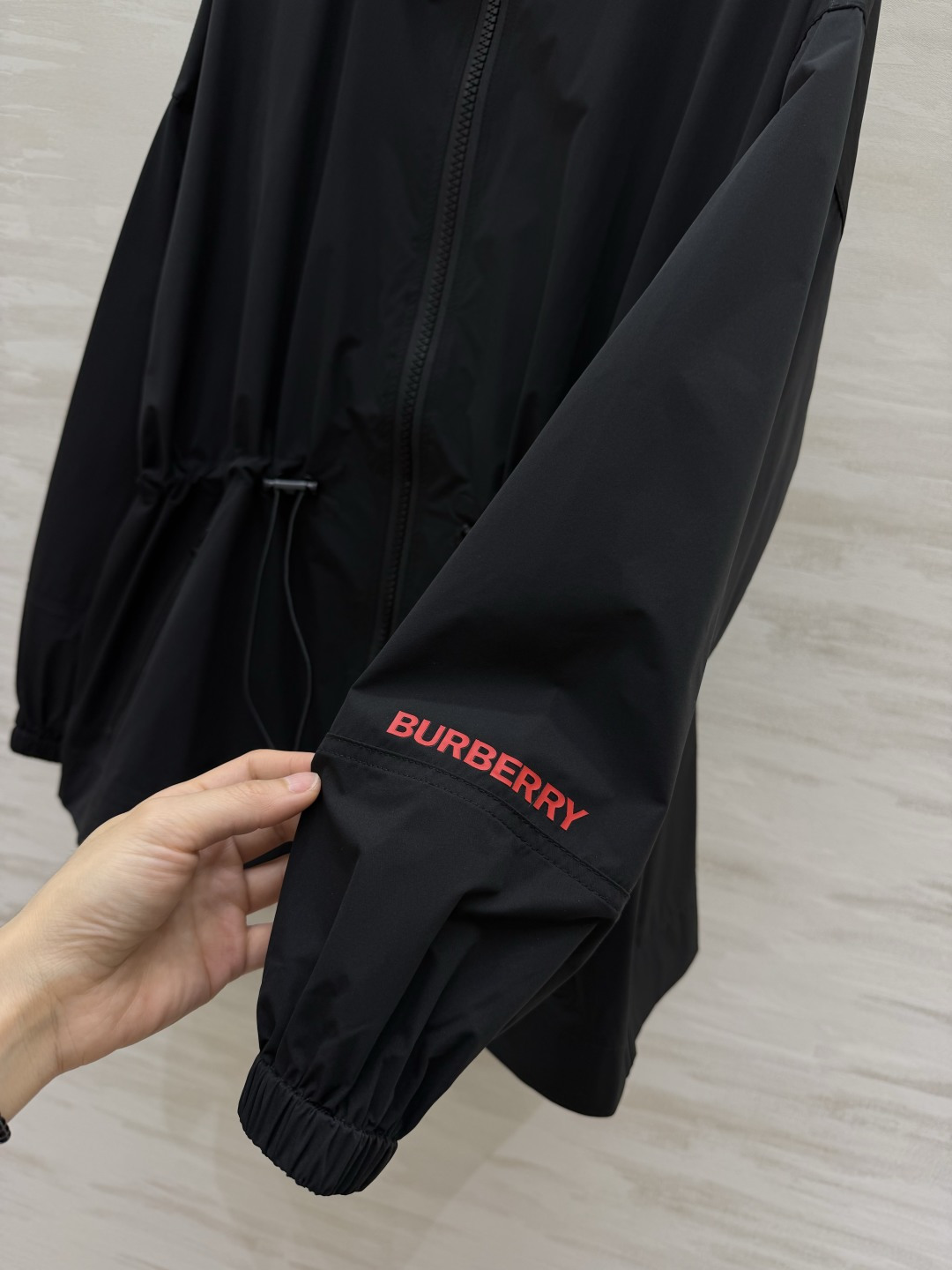 ▪️Burberr♡²⁶净版连帽冲锋外套｜黑/米白两色 ▪️腰部抽绳｜可收可放 ▪️防风轻薄面料，拉链安全口袋 简约大气